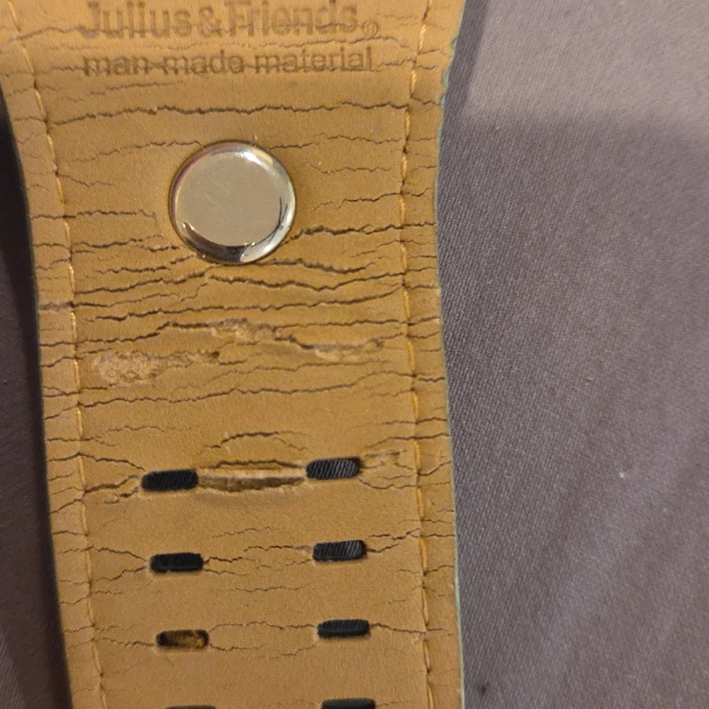 JULIUS & FRIENDS NON-FUNCTIONING WATCH - MAN MADE MATERIAL - Picture 7 of 8